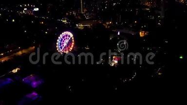城市天际线和摩天轮的空中夜景.. 夜间中央公园摩天轮顶景图.. 剪辑。